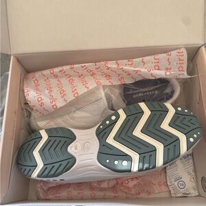 Easy Spirit White Sneakers with Blue-Gray Outsoles